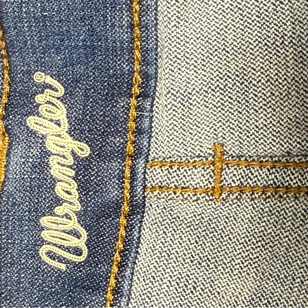 🏈 Wrangler Roll Tide Alabama Denim Cutoff Shorts Size 13 - Picture 6 of 8